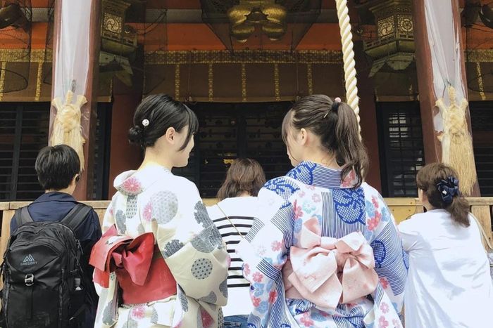  Mặc yukata, kimono khi ngắm cảnh hiện là trải nghiệm được giới trẻ Nhật Bản ưa chuộng. Ảnh: SCMP. 