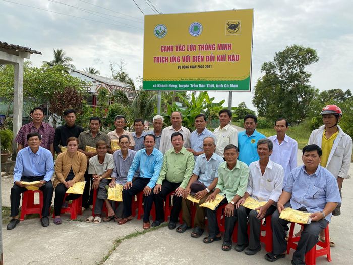 Nông dân Cà Mau tham dự lớp tập huấn thực hiện mô hình “Canh tác lúa thông minh” do Công ty cổ phần Phân bón Bình Điền tổ chức