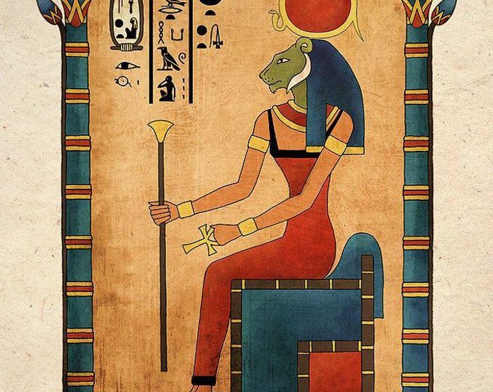Tương tự như thần chết Anubis, nữ thần Bast của người Ai Cập manh hình dáng một người phụ nữ với chiếc đầu mèo. Thêm nữa, thần bầu trời Horus có đầu diều hâu và thân hình của một người đàn ông.