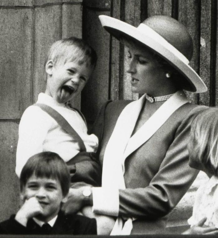 Công nương Diana bế con trai, Harry, khi đứng trên ban công của Cung điện Buckingham ở London (Anh) vào ngày 11/6/1988.