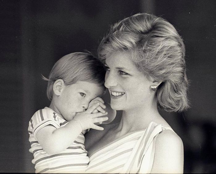 Công nương Diana và con trai, Harry, tại Cung điện Marivent ở Tây Ban Nha hồi tháng 8/1988.