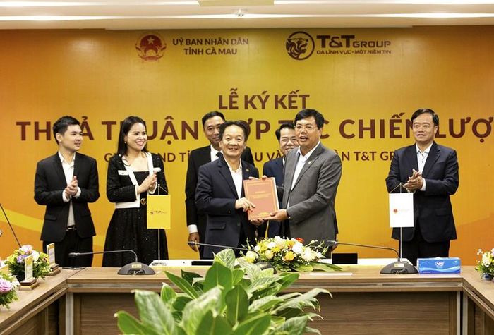  Ông Nguyễn Tiến Hải - Bí thư Tỉnh ủy, Chủ tịch HĐND tỉnh Cà Mau (bên phải) trao Quyết định phê duyệt Đồ án Quy hoạch chi tiết Khu đô thị mới khóm 5, Phường 1, thành phố Cà Mau tỷ lệ 1/500 cho ông Đỗ Quang Hiển - Chủ tịch HĐQT kiêm Tổng Giám đốc Tập đoàn T&amp;T Group (bên trái).