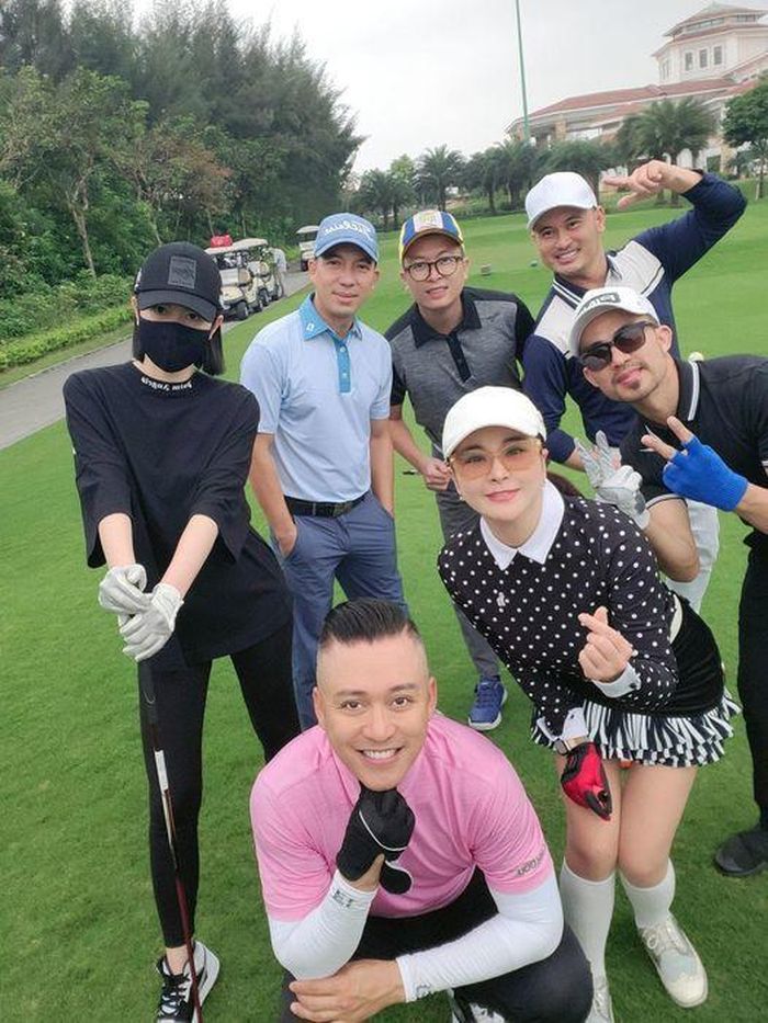 NSƯT Kim Oanh check in chơi golf cùng Tuấn Hưng.
