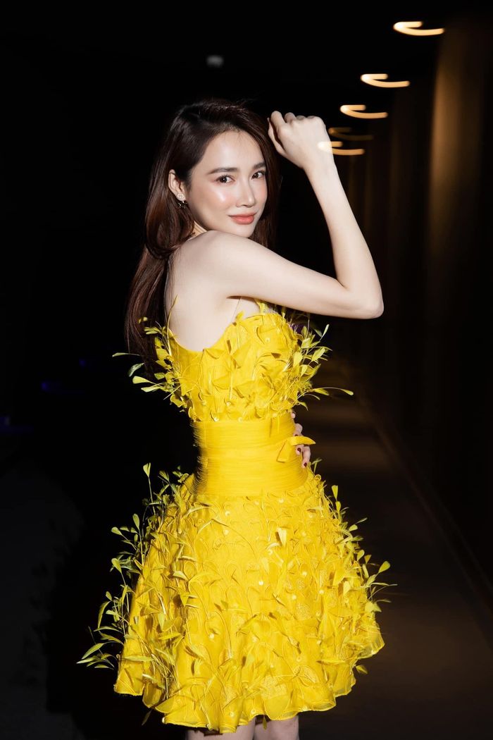 Nhã Phương khoe vóc dáng "mình hạc xương mai" trong đầm vàng rực rỡ.