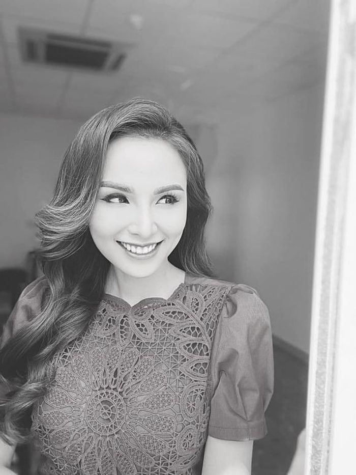 Hoa hậu Diễm Hương tâm sự: "Bước ra đường hay nghe người ta nói: "Phụ nữ hơn nhau ở tấm chồng". Nghe thì cũng đúng đấy, phụ nữ dù mạnh mẽ đến đâu cũng lắm nước mắt chỉ là họ chọn khóc công khai hay trên gối, như tôi thì thích dưới vòi hoa sen (nhưng trớ trêu thay, tôi hay khóc khi bực tức... và cả là ngủ mơ), họ đều cần một bờ vai để nương tựa, một cánh tay vững chãi ôm vỗ về họ, và cả là nơi để họ có thể như con mèo con nhõng nhẽo. Nhưng nếu bạn yêu cầu họ phải biết tự lo, ổn thôi! Họ sẽ làm được và chính lúc ấy bạn đã có câu trả lời cho sau này: “Tại sao em không chia sẻ với anh chứ? Phải làm sao để em như ngày xưa?". Không phải họ không muốn, mà họ đã dần quen phải tự lo, bệnh tự mua thuốc, đói tự ăn, buồn tự đi nhậu và thậm chí là tự đi xem phim. Tất cả những điều bạn yêu cầu là họ đã khó khăn tập quen. Và họ đã không còn nhớ cách làm sao để quay lại trở thành con mèo con nũng nịu với bạn! Trách họ hay trách chính bạn đã khiến con mèo con phải trưởng thành và trở thành con hổ đơn độc!
