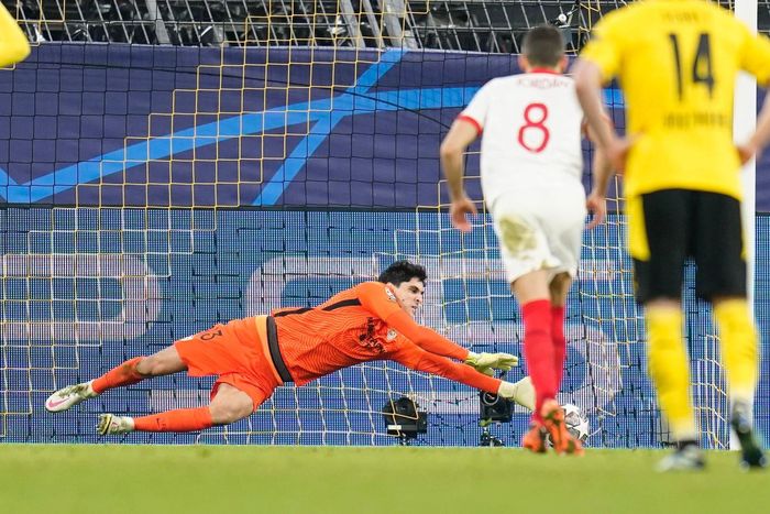 Sevilla tấn công tổng lực lúc cuối trận nhưng cũng chỉ có thêm 1 bàn nữa nhờ công El Nesyri