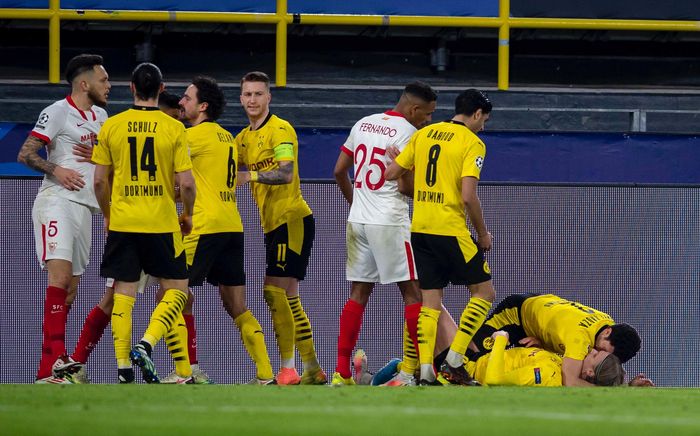 Phút 54, Dortmund được hưởng phạt đền và chính Haaland nhân đôi cách biệt