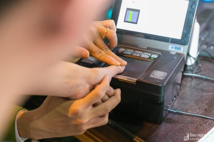 Khó khăn nhất trong quy trình là thực hiện lăn tay bằng máy. Bởi lẽ hiện nay, mỗi điểm chỉ có 2 máy, trong khi đó số lượng người đăng ký làm thẻ căn cước lên đến hàng trăm người một ngày. Một số trường hợp như người cao tuổi do dấu vân tay đã mờ nên lực lượng chức năng đã có sáng kiến sử dụng phấn rôm, kem bôi da…để làm rõ dấu vân tay cho công dân. Ảnh: Đức Anh