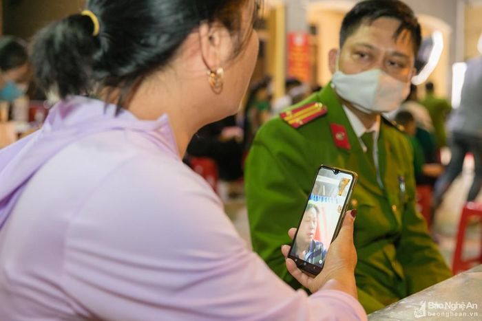 Việc cấp thẻ căn cước được tuyên truyền rộng rãi đến đông đảo người dân. Chị Trần Thị Mai (khối Trung Hòa 1), đã trực tiếp đến công an phường để hỏi về trường hợp cấp thẻ căn cước cho người chồng đi làm ăn xa. Ảnh: Đức Anh