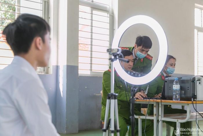 Quy trình cấp thẻ căn cước hiện nay được thực hiện theo quy trình rút gọn gồm Tiếp nhận hồ sơ, kiểm tra thông tin, nhận dạng, lăn tay, chụp ảnh. So với trước đây, thủ tục đã được rút ngắn rất nhiều. Ảnh: Đức Anh