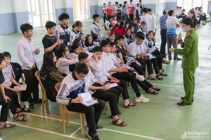Với học sinh, việc được cấp thẻ căn cước là một niềm vui lớn bởi các em là một trong những công dân trẻ đầu tiên của tỉnh có thẻ căn cước công dân. Điều này cũng sẽ tạo thuận lợi cho các em trong quá trình thi cử và làm các thủ tục khác … Ảnh: Đức Anh