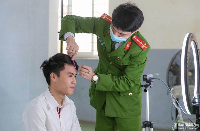 Đại úy Chu Chí Quốc – Đội trưởng Đội đăng ký quản lý cư trú cấp quản lý CMND, CCCD – Phòng Cảnh sát Quản ly hành chính – Công an tỉnh Nghệ An cho biết thêm: Trong buổi ngày tổ lưu động sẽ tập trung cho học sinh ở các nhà trường. Buổi đêm, tổ sẽ tập trung vào cán bộ, công chức ở các đơn vị hoặc những người cao tuổi để tạo thuận lợi cho người dân. Ảnh: Đức Anh