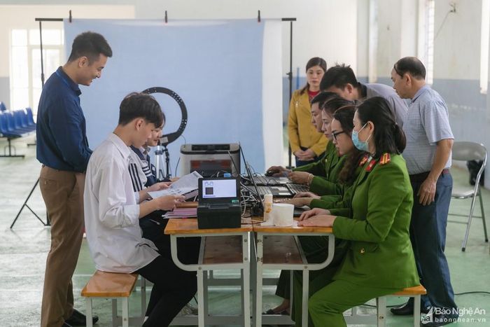 Trường THPT Lê Viết Thuật hiện có hơn 1.500 học sinh và giáo viên. Để đảm bảo tiến độ nhanh, chính xác theo chủ trương của ngành, các tổ công tác sẽ tiến hành cấp căn cước cho công dân không kể ngày đêm. Ảnh: Đức Anh