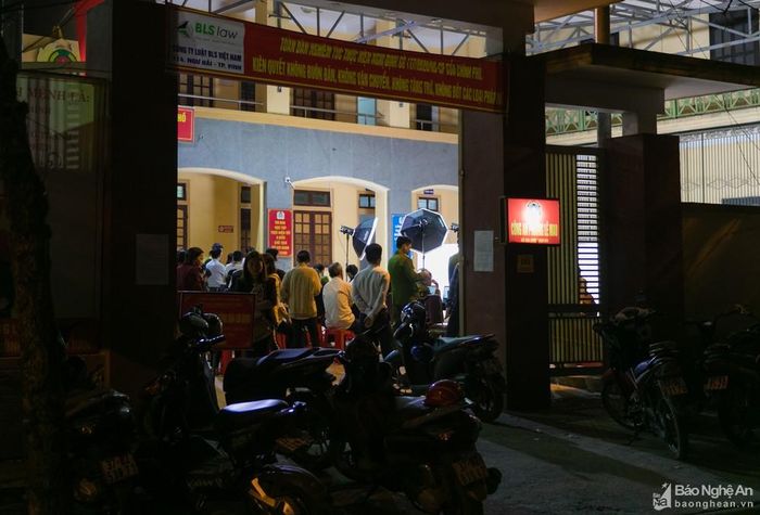 Hiện nay, Công an thành phố Vinh thành lập 4 tổ căn cước lưu động và 4 tổ dự bị và làm việc liên tục từ 7h sáng đến 22h đêm và dự kiến mỗi điểm, mỗi ngày sẽ làm thẻ căn cước cho 600 công dân. Ngay sau khi thu thập đầy đủ, tổ công tác sẽ tiếp tục hoàn thiện ngay trong đêm để gửi dữ liệu về cho Cơ quan Công an tỉnh Nghệ An. Thượng tá Trần Đình Hà nói thêm: Dù cường độ làm việc liên tục rất căng thẳng, nhiều đêm phải thức đến 2 giờ sáng nhưng chúng tôi vẫn nỗ lực cố gắng để việc cấp thẻ căn cước cho công dân được thuận lợi và nhanh chóng, đảm bảo an toàn, nghiêm túc. Ảnh: Đức Anh