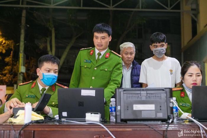 Thành phố Vinh dự kiến, đến 1/5 việc cấp thẻ căn cước mới cho công dân trên toàn thành phố sẽ hoàn thành. Thượng tá Trần Đình Hà – Phó Trưởng Công an thành phố Vinh cho biết: Thẻ căn cước công dân mới tích hợp rất nhiều thông tin về người dân và có độ bảo mật cao, giảm thiểu nguy cơ về giả mạo giấy tờ cùng nhiều lợi ích khác. Trên cơ sở đó người dân thực hiện các giao dịch thủ tục hành chính thuận lợi, giảm bớt thủ tục hành chính, giấy tờ và giảm bớt thời gian đi lại. Ảnh: Đức Anh