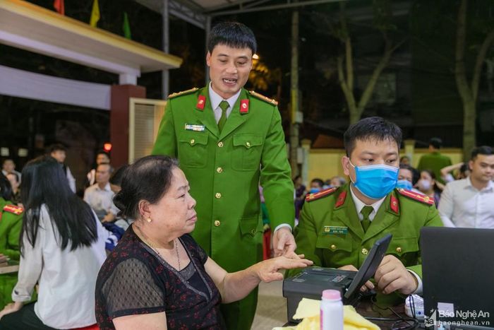Một số trường hợp khác như bà Lê Thị Hương (73 tuổi) – khối Trung Hòa 1 do bị dị tật ở tay nên việc lấy dấu vân tay cũng gặp vướng mắc. Ảnh: Đức Anh