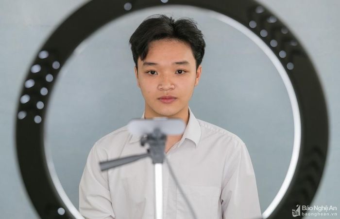 Những ngày này, tổ công tác lưu động của Công an tỉnh Nghệ An cũng đã thành lập 49 tổ lưu động để cấp thẻ căn cước cho các trường học và các cơ quan, đơn vị tại 21 huyện, thành, thị. Ảnh: Đức Anh