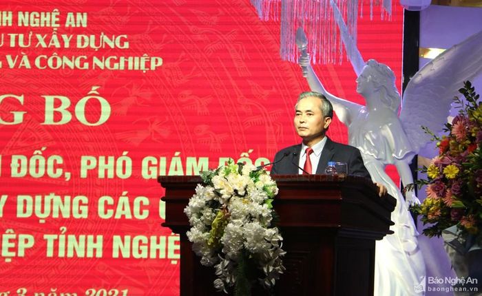 Đồng chí Phó Chủ tịch UBND tỉnh phát biểu giao nhiệm vụ cho 2 đồng chí và lãnh đạo Ban Quản lý dự án đầu tư xây dựng các công trình dân dụng và công nghiệp tỉnh. Ảnh: Nguyễn Hải