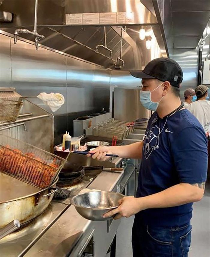 Hàn Thái Tú làm việc tại một nhà hàng hải sản ở Mỹ.