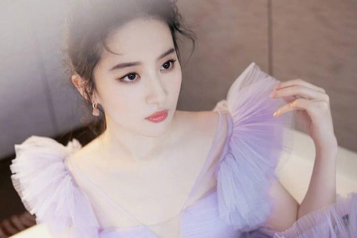 Thêm vào đó, kiểu trang điểm nhẹ nhàng, trong veo còn giúp Lưu Diệc Phi tôn lên những đường nét “cực phẩm” trên gương mặt