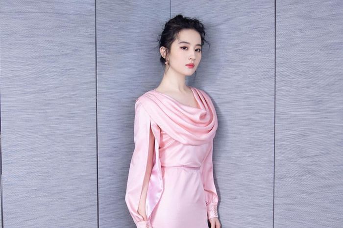 Không những thế, cô còn quyết tâm ăn kiêng và luyện tập. Nhờ sự kiên trì, nỗ lực, giờ đây, “thần tiên tỷ tỷ” Lưu Diệc Phi đã lấy lại được phong độ nhan sắc đỉnh cao