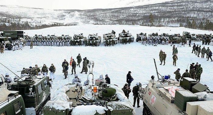 Không có biên giới trên bộ với các nước NATO khác, không có vũ khí hạt nhân và không có căn cứ nước ngoài trên lãnh thổ của mình, "Na Uy không gây ra mối đe dọa nào cho bất kỳ ai".