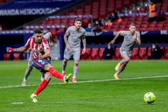  Sang đầu hiệp 2, Atletico tiếp tục tăng tốc và có bàn thắng ở phút 51 nhờ công của Luis Suarez trên chấm phạt đền. Đây là bàn thứ 18 của Suarez tại La Liga mùa này. Anh kém người đang dẫn đầu danh sách Vua phá lưới Lionel Messi 1 bàn. Ảnh: Getty. 