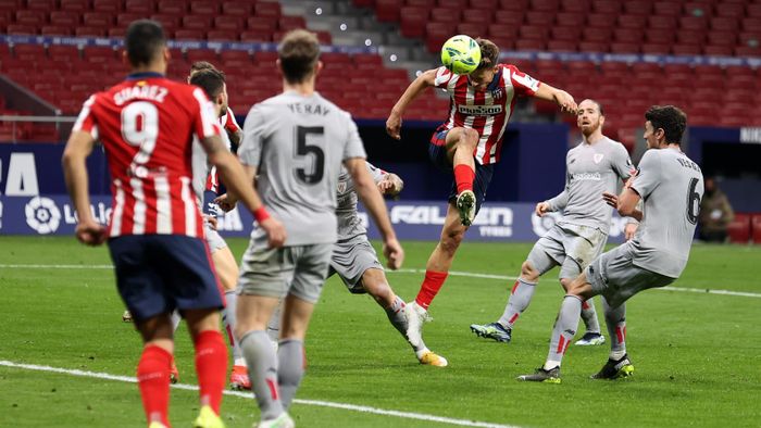  Trước tình thế đó, đội dẫn đầu La Liga phải nhờ đến sự tỏa sáng của các cá nhân. Những giây cuối cùng của hiệp 1, tiền vệ Marcos Llorente chọn vị trí chính xác, đánh đầu san bằng tỷ số cho Atletico. Ảnh: Getty. 