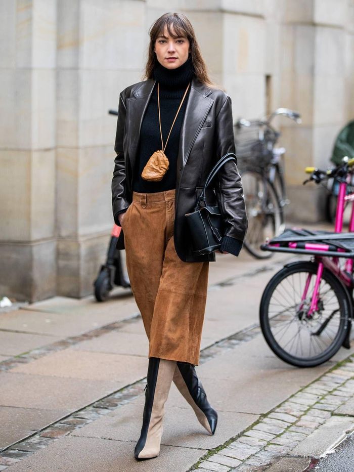 Một sự thay đổi sắc sảo từ phong cách cổ điển chính là áo khoác da dáng blazer. Áo blazer có thiết kế giống áo khoác vest, nhưng được làm bằng chất liệu mềm mại và có phom dáng rộng. Ngoài những công thức phối đồ nói trên, các cô gái có thể chọn boots cổ cao trên đầu gối nhằm tạo hiệu ứng giúp ngoại hình thon gọn hơn. Ảnh: Le Fashion., Pinterest.