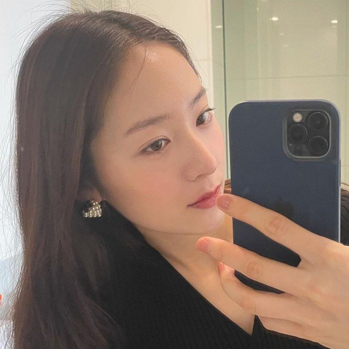 Từ thời điểm còn hoạt động cùng f(x), Krystal đã nổi danh là một trong những thần tượng xinh đẹp nhất thế hệ thứ 2 (Gen 2) của Kpop. Khác với YoonA, Suzy hay Sulli, Krystal có nét mặt khá lạnh lùng, thường toát ra vẻ sang chảnh, khó gần. Người hâm mộ gọi cô và chị gái Jessica Jung bằng biệt danh "công chúa băng giá".