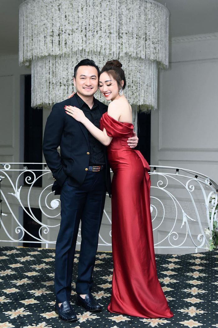  Chi Bảo hơn bạn gái 16 tuổi. Nam diễn viên khẳng định khoảng cách tuổi tác không khiến cả hai gặp khó khăn. Anh cho rằng bạn gái từng trải, nhiều kinh nghiệm sống và hiểu chuyện. 