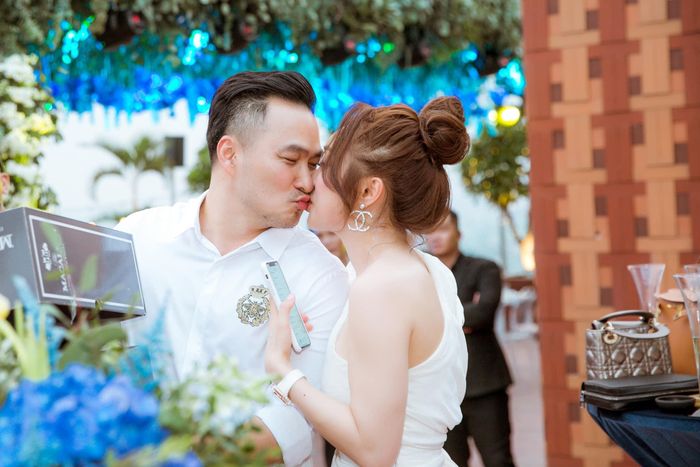Chia sẻ với Zing, doanh nhân gốc Hà thành khẳng định tình cảm của cả hai như mưa dầm thấm lâu. "Chúng tôi quen biết trong công việc, trao đổi về kinh doanh, cuộc sống, chúng tôi nhận ra có sự đồng điệu trong tâm hồn, cuộc sống. Sau hai năm, chúng tôi càng gắn bó, yêu nhau hơn".