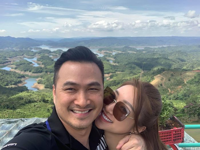  Với Lý Thùy Chang, việc Chi Bảo đã ly hôn hai lần và có con riêng không khiến cô lo lắng. "Anh rất nghiêm túc, cư xử đúng mực. Tôi có cảm giác an toàn khi ở bên anh". 