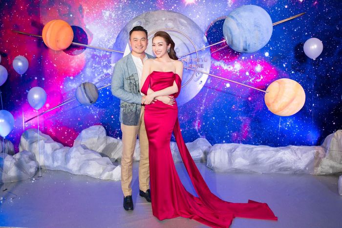  Từ khi công khai tình yêu, Chi Bảo và Lý Thùy Chang thường xuyên xuất hiện bên nhau trong các sự kiện. Anh gọi bạn gái là "vợ yêu", còn Lý Thùy Chang gọi nam diễn viên là "chồng yêu". 
