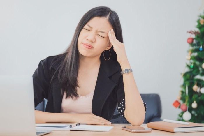  Stress có thể khiến cho da trở nên khô hơn và xuất hiện nhiều nếp nhăn. Ảnh: The Standard. 