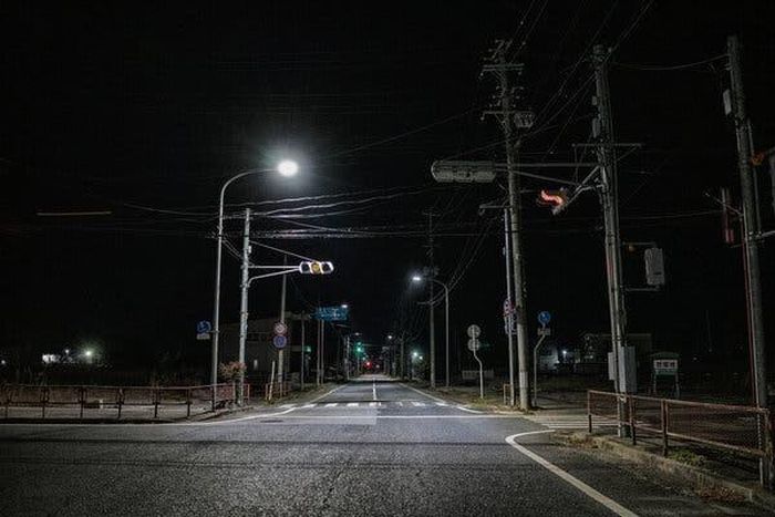 Đường phố không một bóng người. Ảnh: The New York Times 