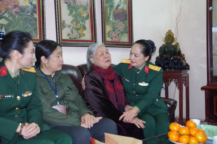 Lãnh đạo Nhà hát Ca múa nhạc Quân đội thăm hỏi, tặng quà, tri ân gia đình chính sách, người có công với cách mạng năm 2019.