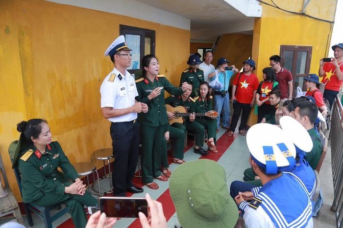 Các nghệ sĩ, diễn viên Nhà hát Ca múa nhạc Quân đội biểu diễn phục vụ cán bộ, chiến sĩ đảo Trường Sa năm 2018.