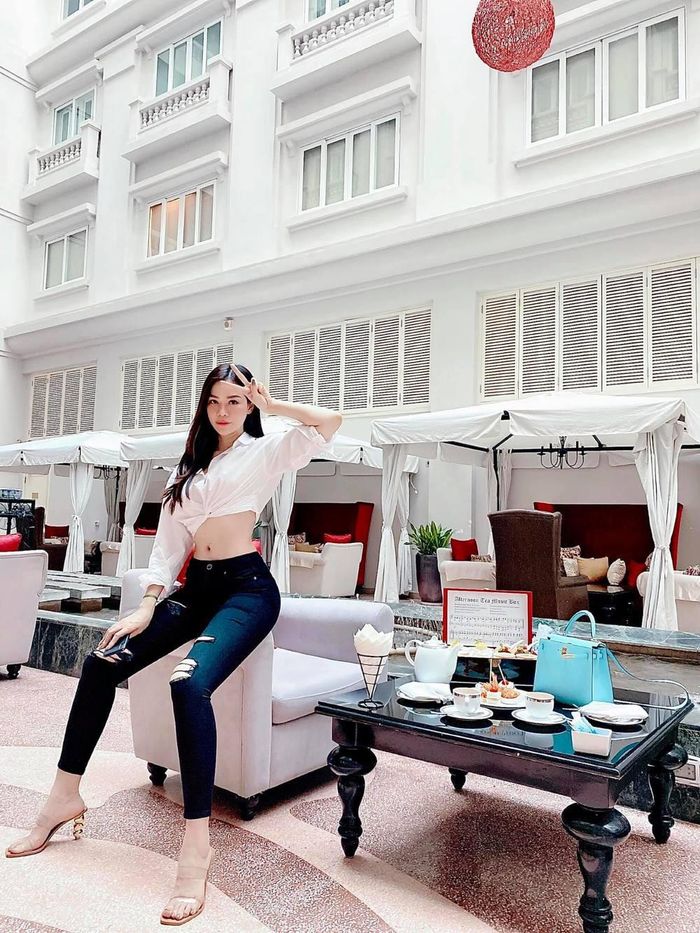 Đào Lan Phương biết rõ lợi thế hình thể của mình nên thường xuyên phô diễn 3 vòng với các kiểu áo croptop khoe eo hay váy ngắn gợi cảm.