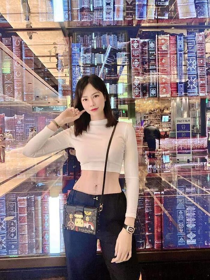 Dường như càng lớn tuổi, nàng dâu của tỷ phú Hoàng Kiều càng trẻ trung và gợi cảm hơn.