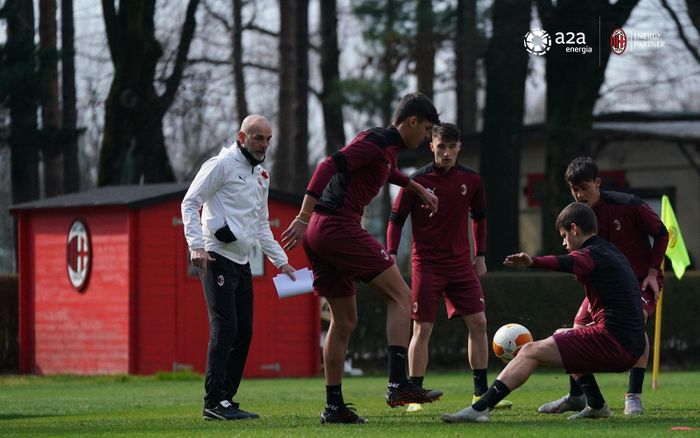Cầu thủ AC Milan tập luyện trước khi bay sang Manchester