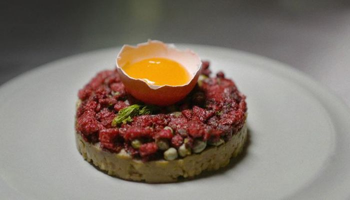 Món bít tết tartare làm từ lông gà