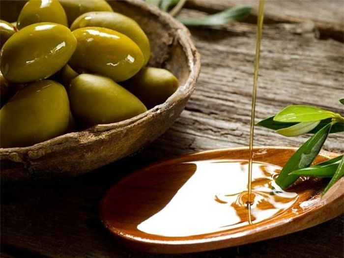 Dành cho da khô. Dầu ô liu và Vitamin E: Dầu ô liu và vitamin E giúp duy trì độ ẩm của da. Lấy 1 viên vitamin E, 2 muỗng canh dầu ô liu, bóp dầu vitamin E ra khỏi viên nén và trộn nó với dầu ô liu. Nhúng một miếng bông vào hỗn hợp và thoa lên mặt. Đợi 10 phút rồi rửa sạch bằng nước rửa mặt. Cuối cùng, lau khô bằng khăn sạch.