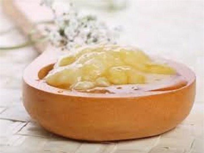 Chuối và bơ: Chuối giúp giữ ẩm làn da tự nhiên, ngoài ra nó chứa Vitamin E và C giúp cải thiện làn da. Quả bơ giúp dưỡng ẩm cho da và điều trị da khô. Nghiền một quả chuối chín và bơ và trộn đều các thành phần để tạo một hỗn hợp nhão, mịn. Thoa đều lên trên khuôn mặt và để nó cho đến khi nó khô. Sau đó rửa sạch trong nước ấm. Bạn nên sử dụng mặt nạ này ít nhất một lần một tuần để có kết quả nhanh hơn và tốt hơn.