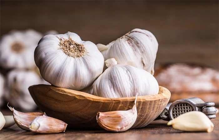 Tỏi có chứa allicin, tính chất chống oxy hóa mạnh giúp lọc máu và tăng cung cấp máu. Nó cũng có tính chất chống viêm giúp giảm viêm trong cơ thể.