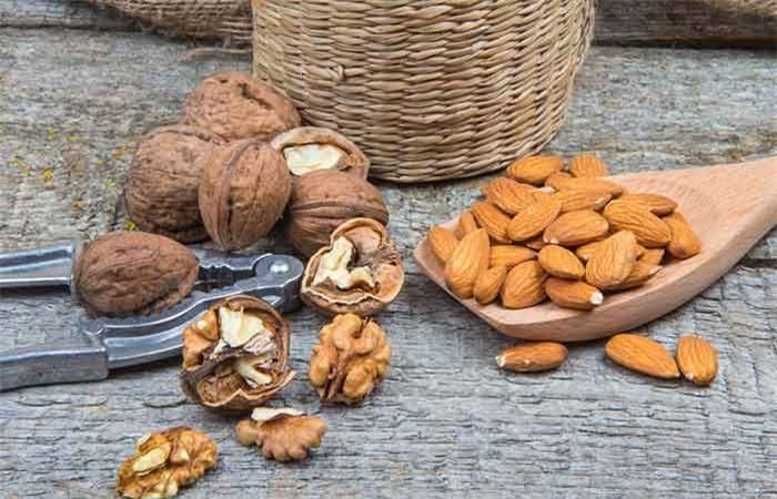 Trong số các loại hạt, quả hạnh và quả óc chó là loại thực phẩm tốt nhất để tăng cường tuần hoàn máu. Cả hai đều là nguồn giàu chất chống oxy hóa làm tăng tuần hoàn máu bằng cách làm giãn mạch máu của bạn.
