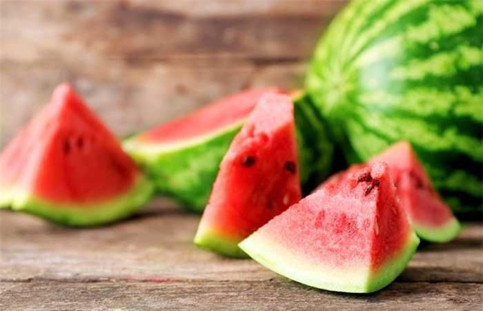 Dưa hấu: Lycopene trong dưa hấu giúp tăng tuần hoàn máu do tính chất chống oxy hóa của nó.