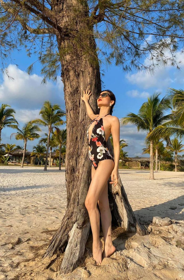 Các kiểu swimsuit một mảnh, xẻ sâu cũng được cô ưu ái.