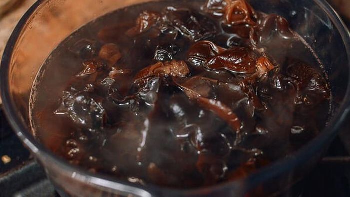 Không nên ngâm mộc nhĩ với nước nóng