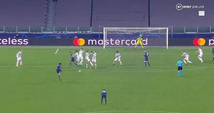 Họ chỉ trích sai lầm của Ronaldo khi làm hàng rào dẫn tới bàn thắng quyết định của Porto